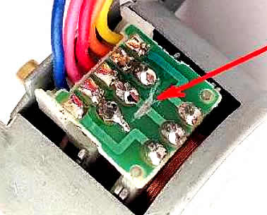 Для переделки шагового двигателя 28BYJ-48-5V в 2х фазный нужно перерезать дорожку